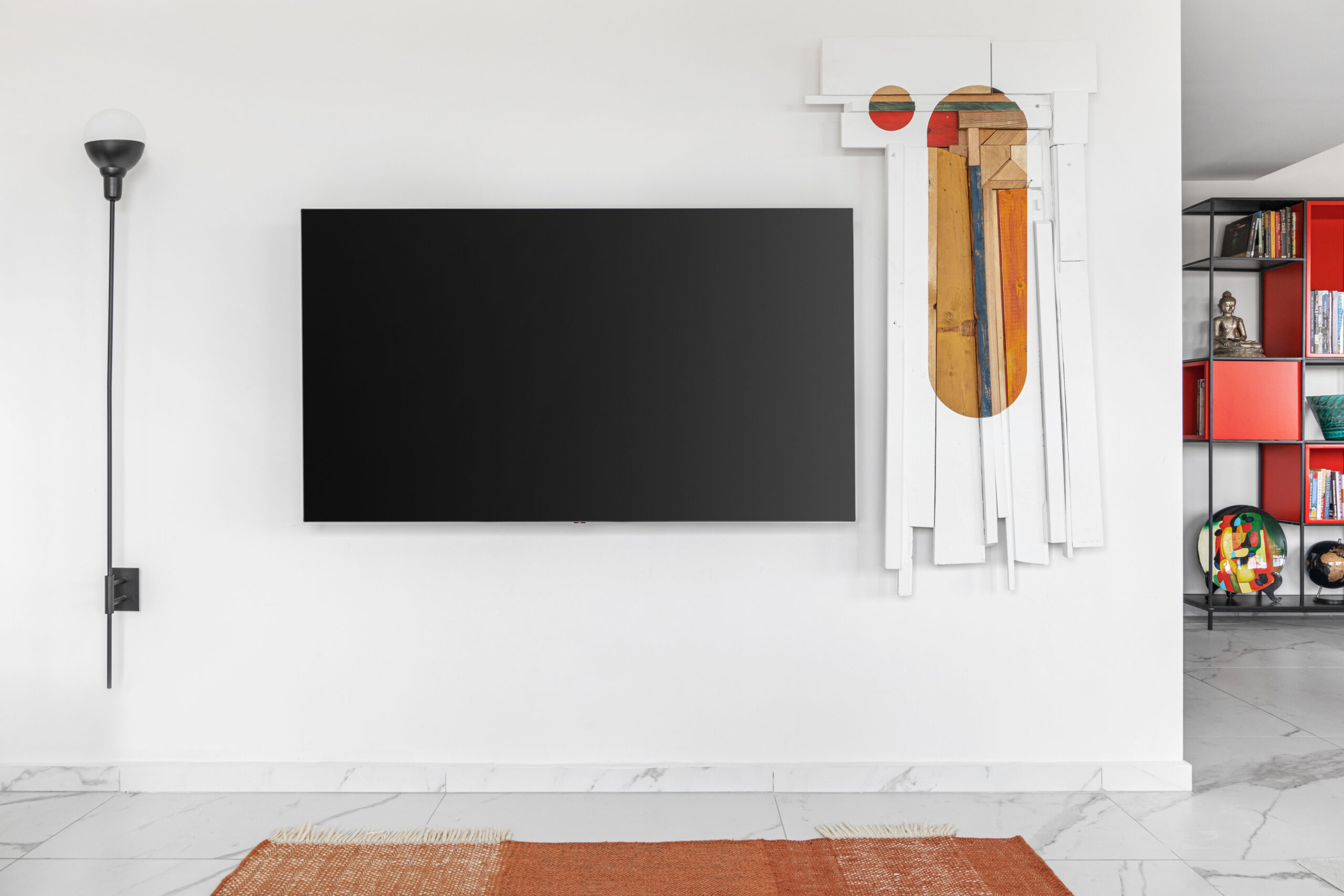 טלוויזיה עם יצית אומנות על הקיר